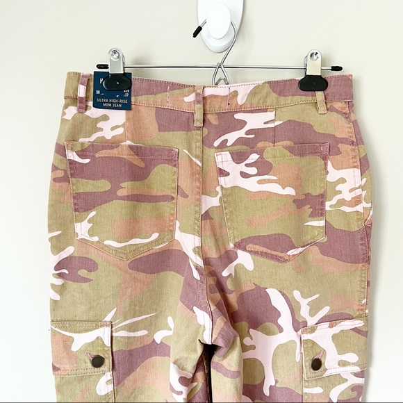 Hollister Ultra High-Rise Cargo Mom Jeans Pink Army Green Camo 9R 29 NWT - Picture 11 of 16